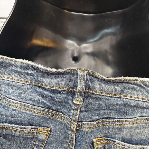 Woman's Distressed Cut Off Jeans Size 7 Shorts - Picture 11 of 16